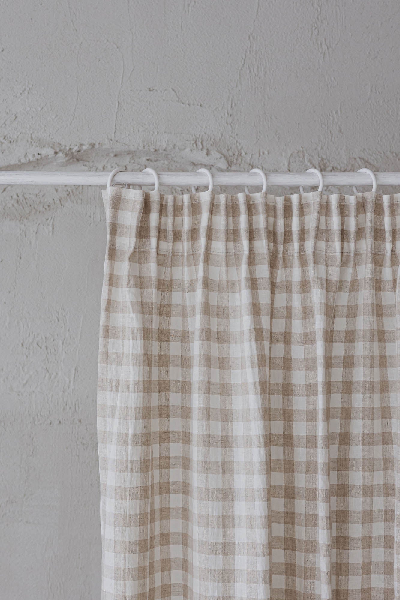 Pencil pleat linen curtain in white/natural checks