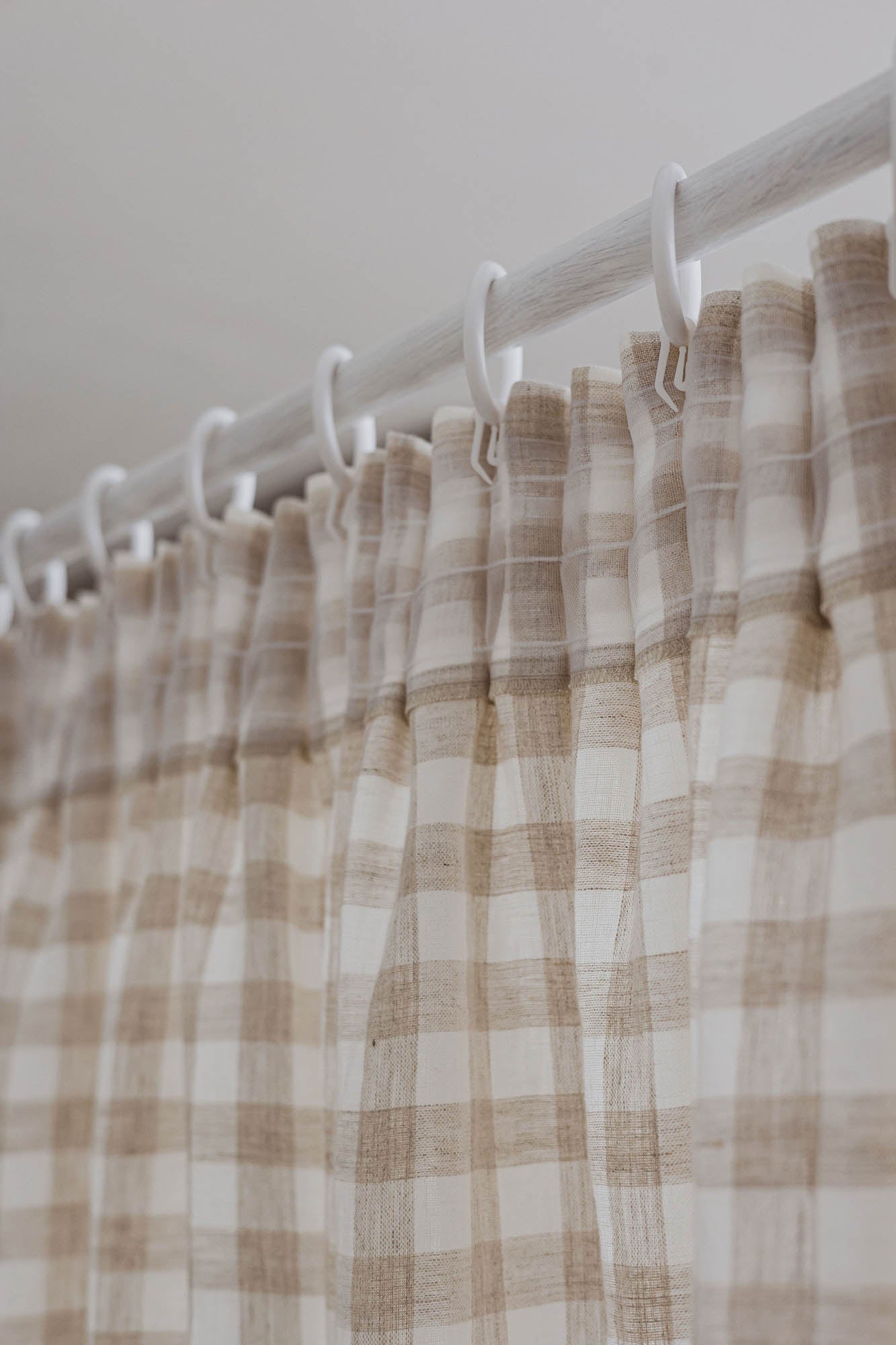 Pencil pleat linen curtain in white/natural checks