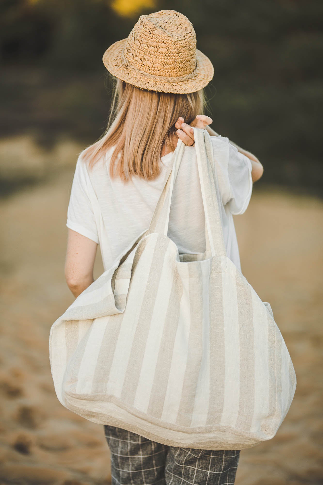 Linen beach bag with white natural stripes