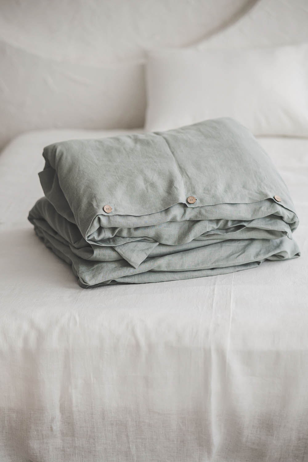 Frosty green linen duvet cover with buttons
