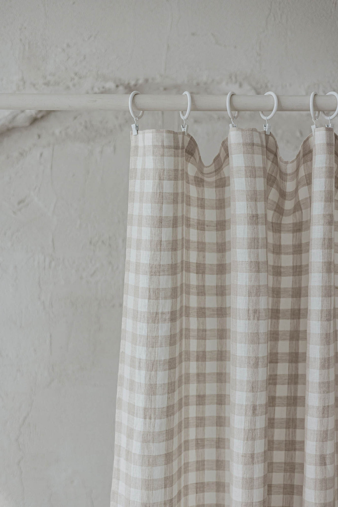 Checkered linen curtain with simple hem, for clips