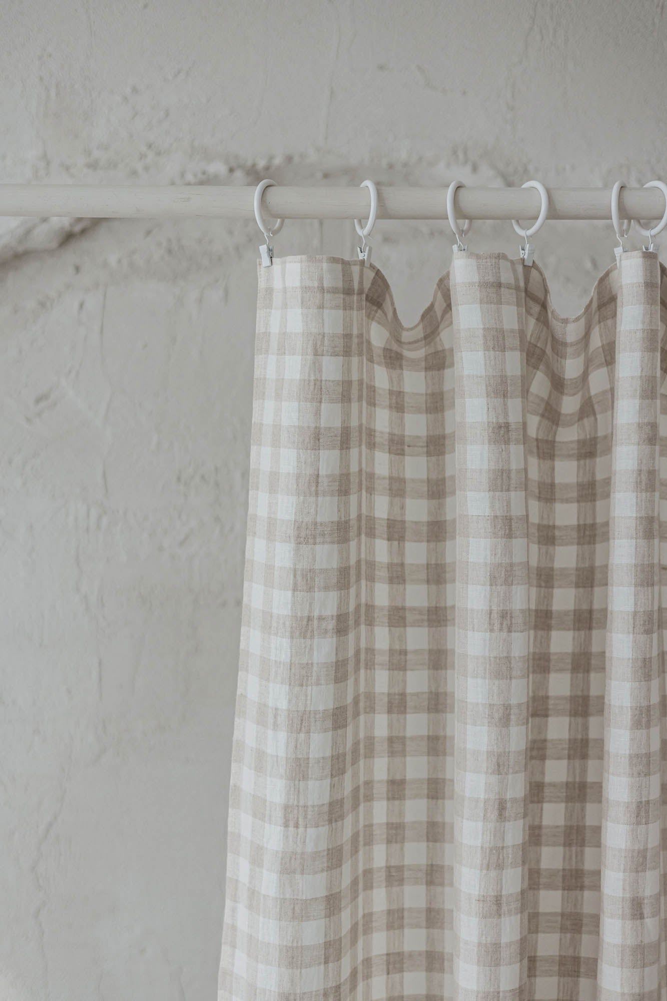 Checkered linen curtain with simple hem, for clips