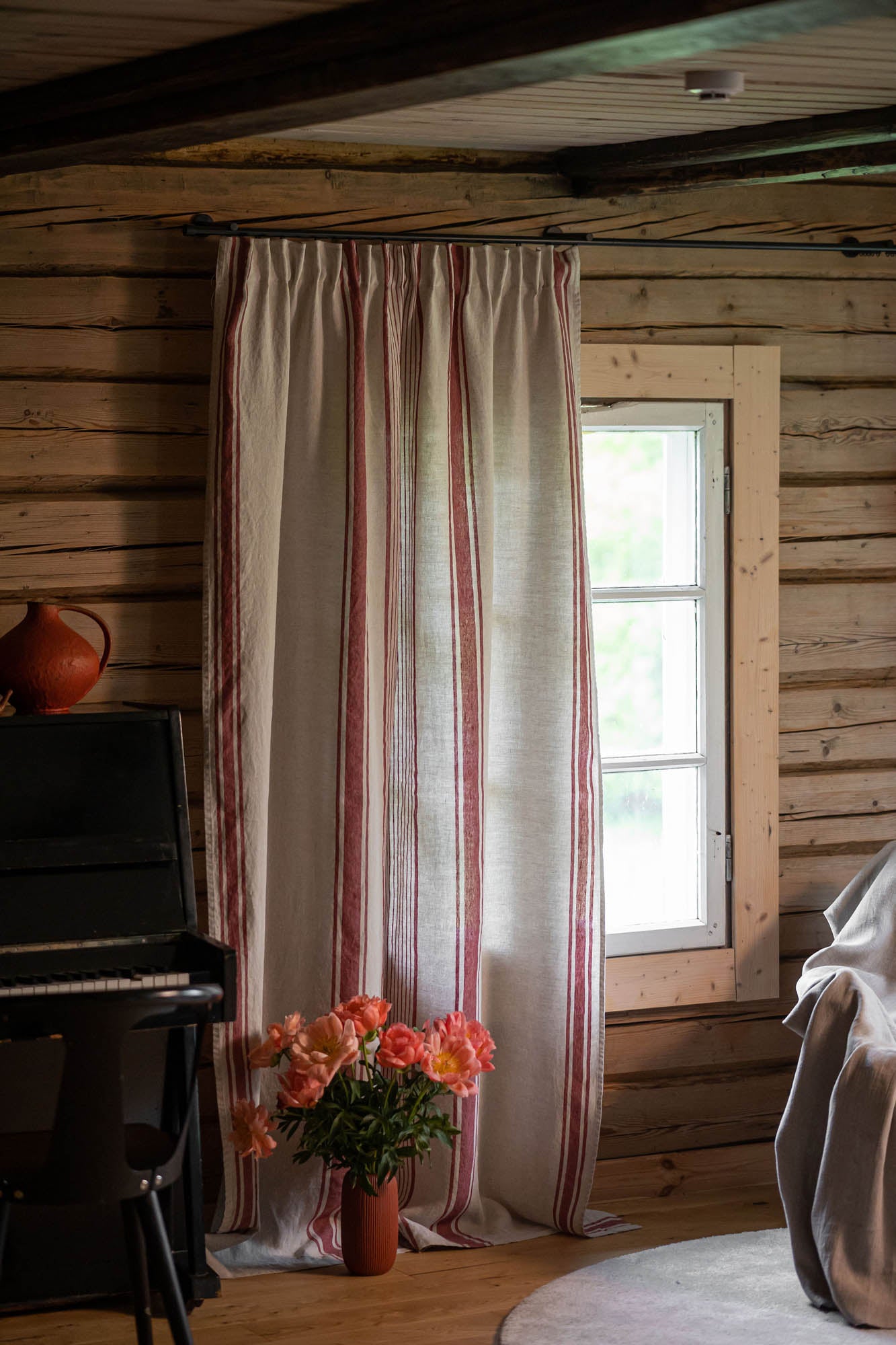 Pencil pleat linen curtain – French style with cherry red stripes