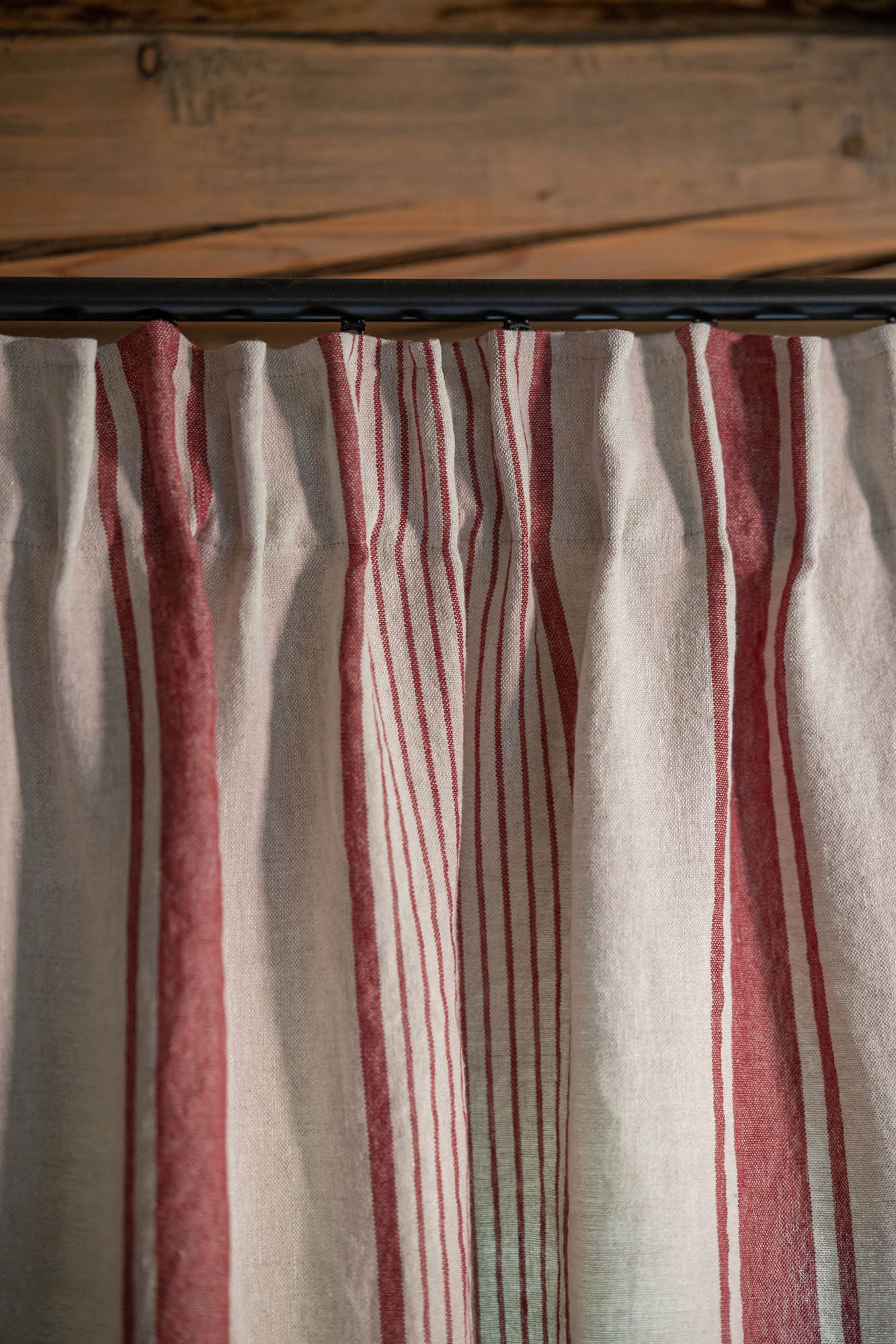 Pencil pleat linen curtain – French style with cherry red stripes