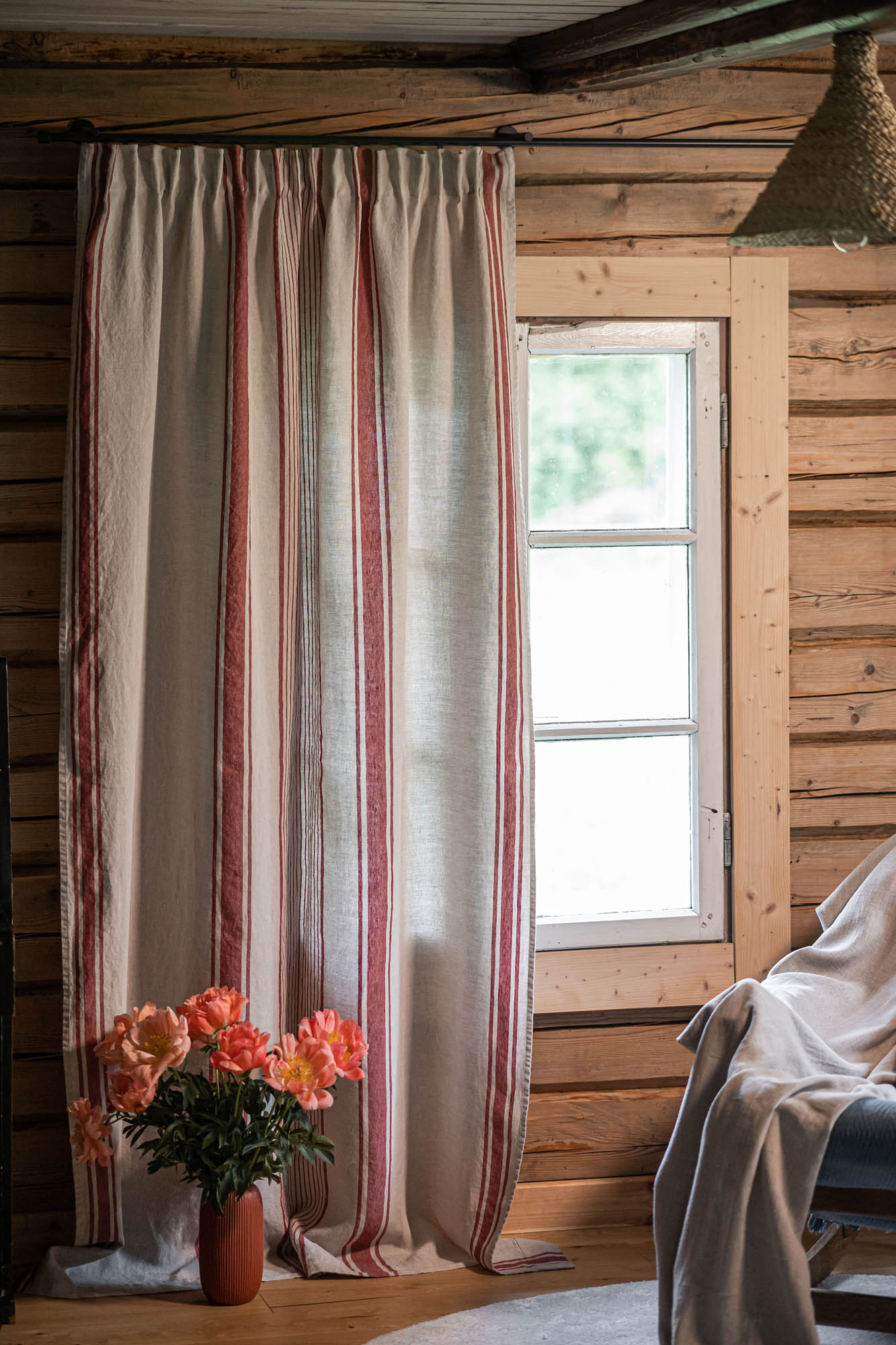 Pencil pleat linen curtain – French style with cherry red stripes