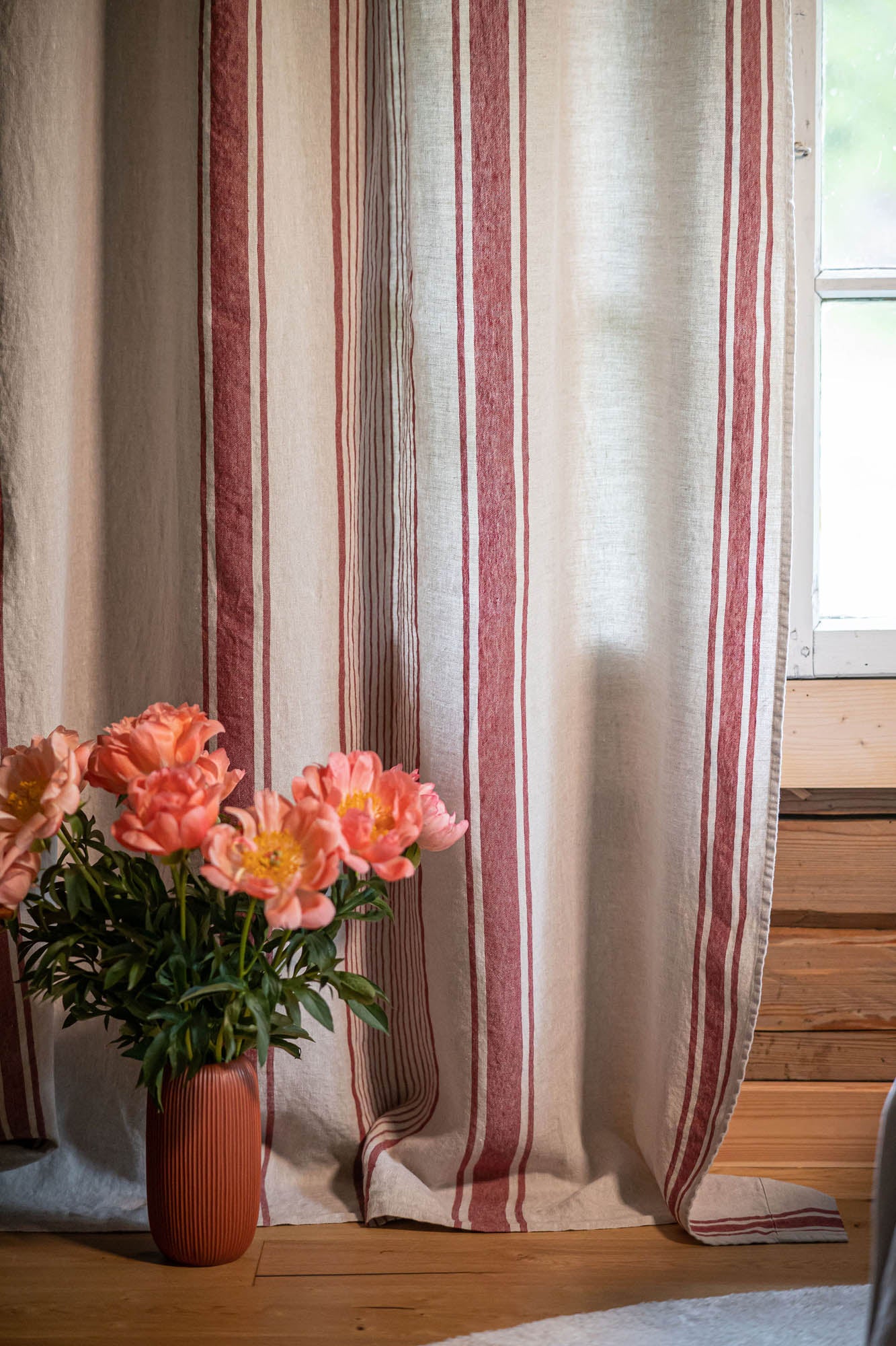 Pencil pleat linen curtain – French style with cherry red stripes