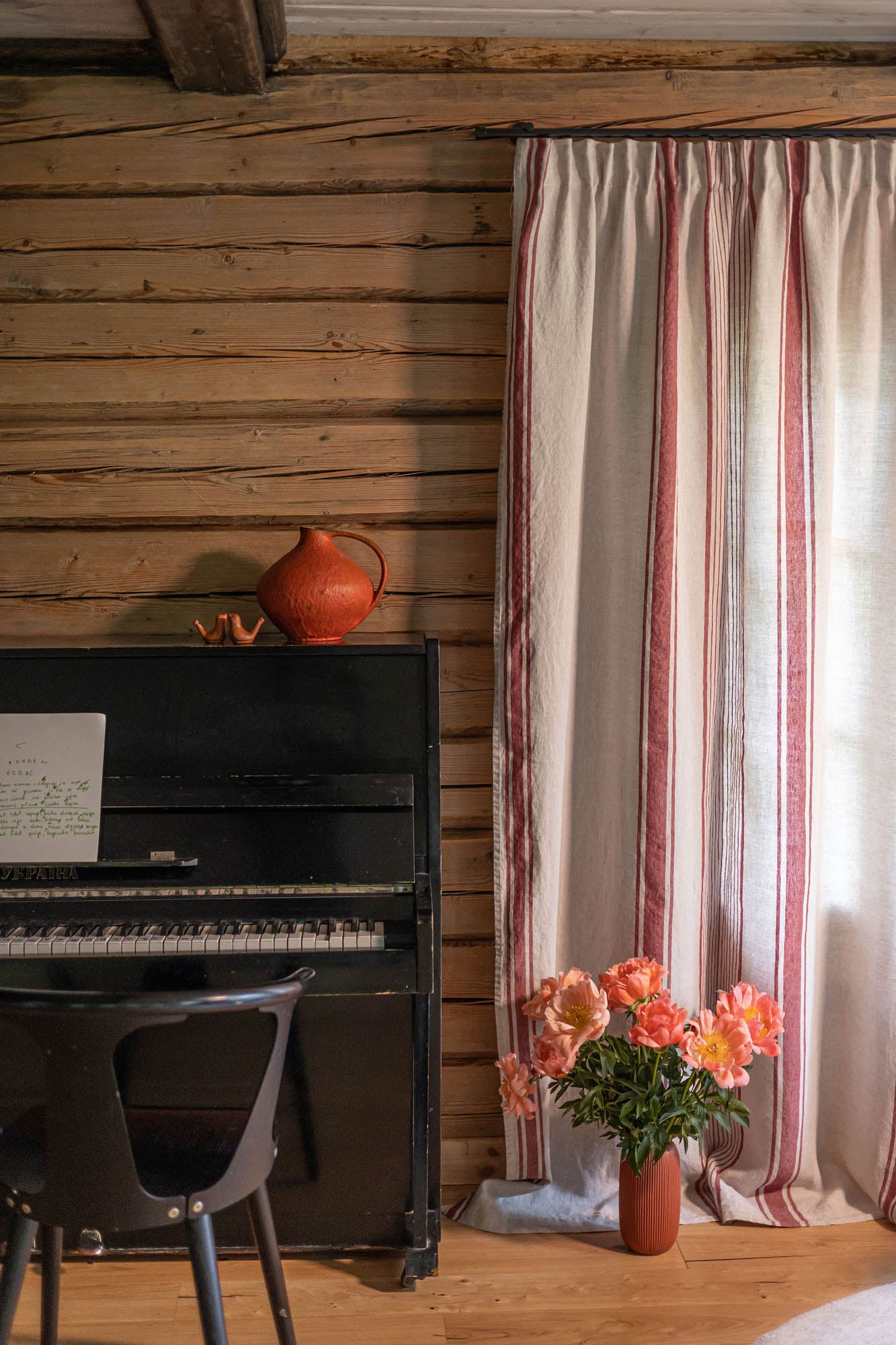 Pencil pleat linen curtain – French style with cherry red stripes