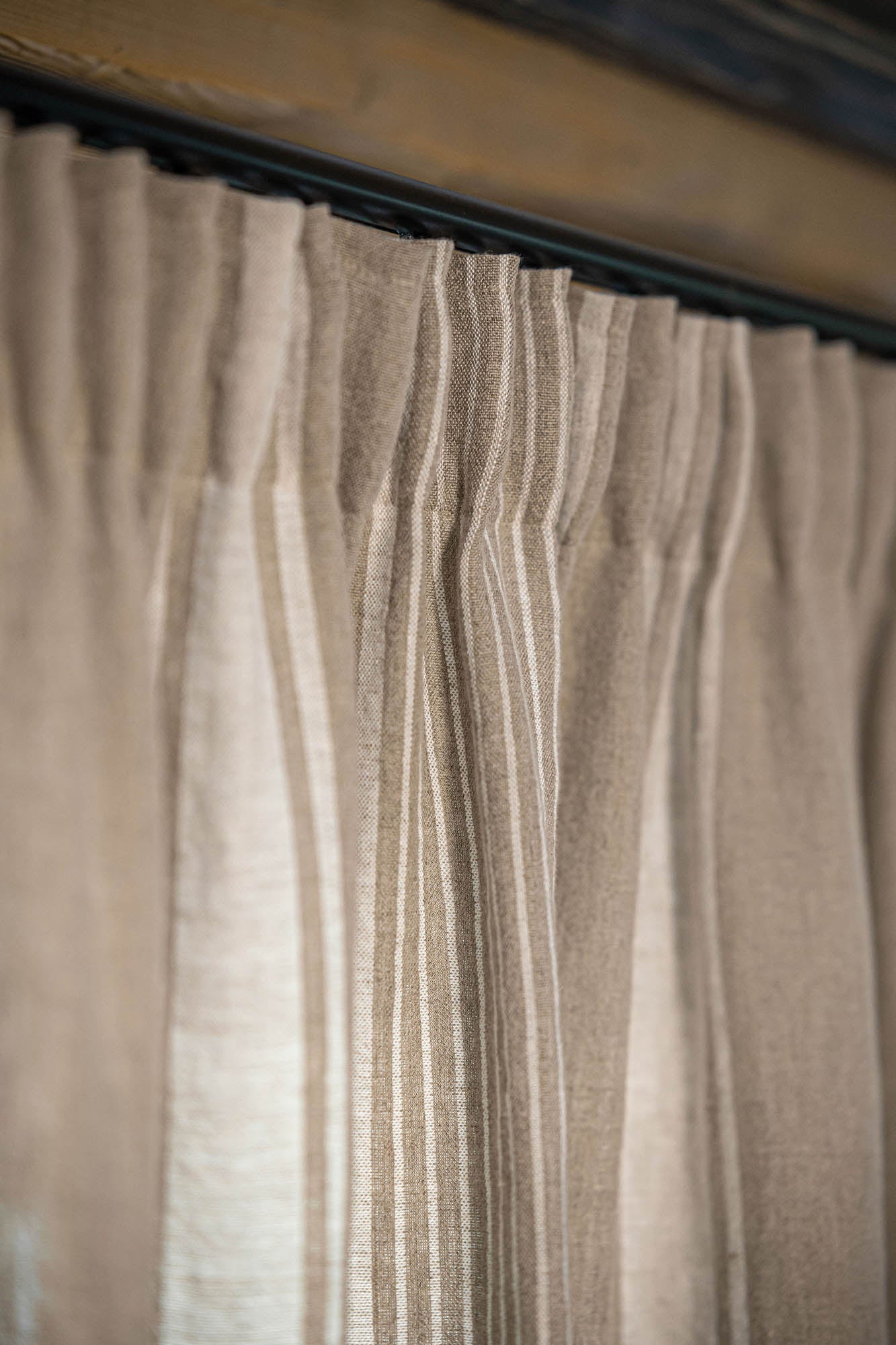 Pencil pleat linen curtain – French style with natural stripes