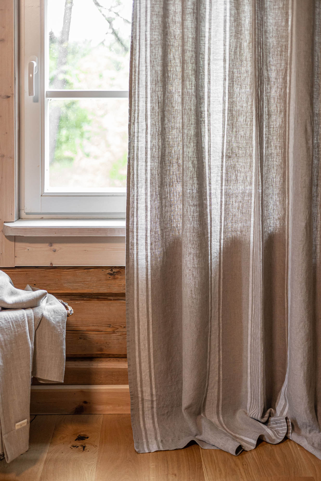 Pencil pleat linen curtain – French style with natural stripes