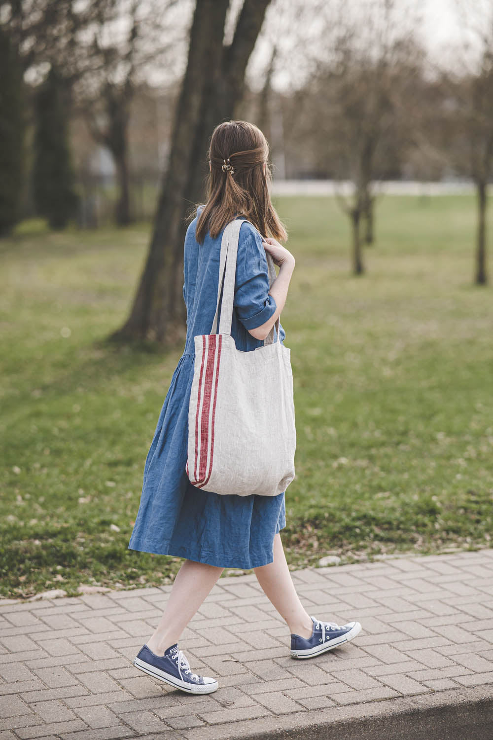 Linen tote bag with side blue stripes