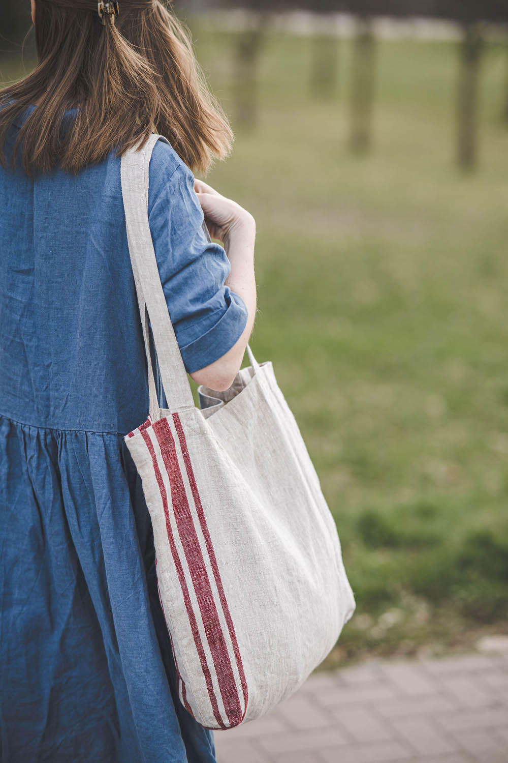 Linen tote bag with side cherry red stripes