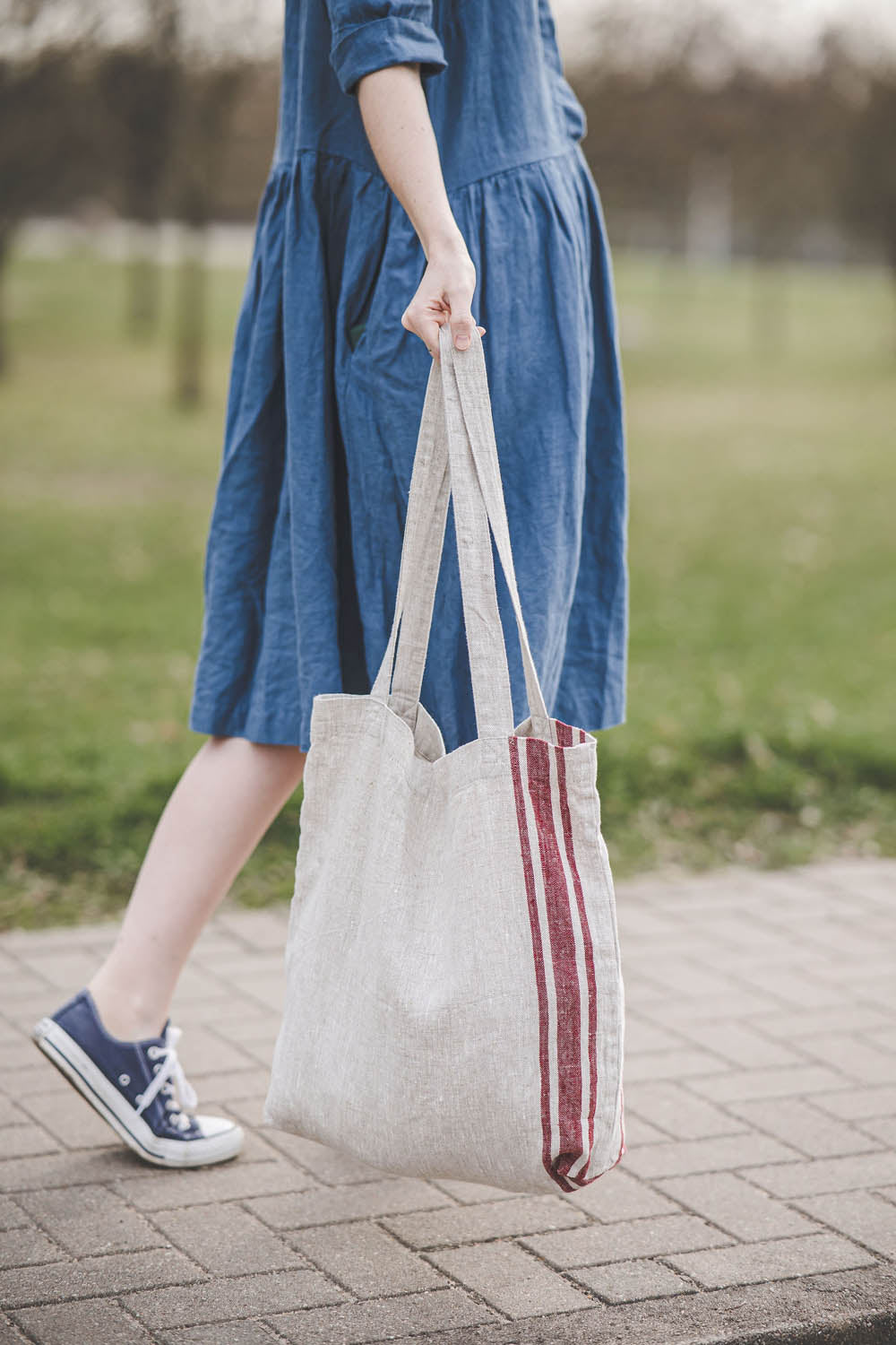 Linen tote bag with side cherry red stripes