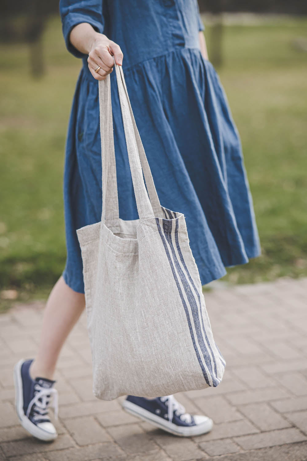 Linen tote bag with side blue stripes