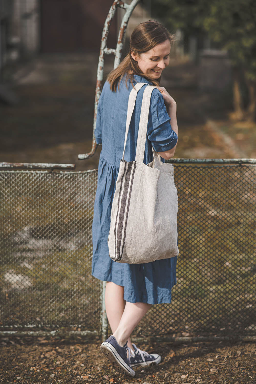 Linen tote bag with side blue stripes