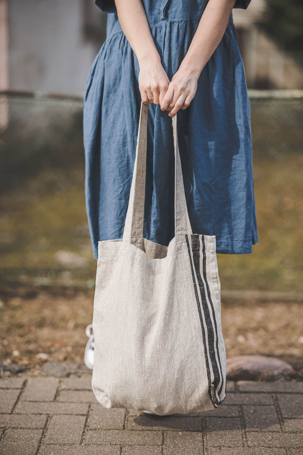 Linen tote bag with side black stripes