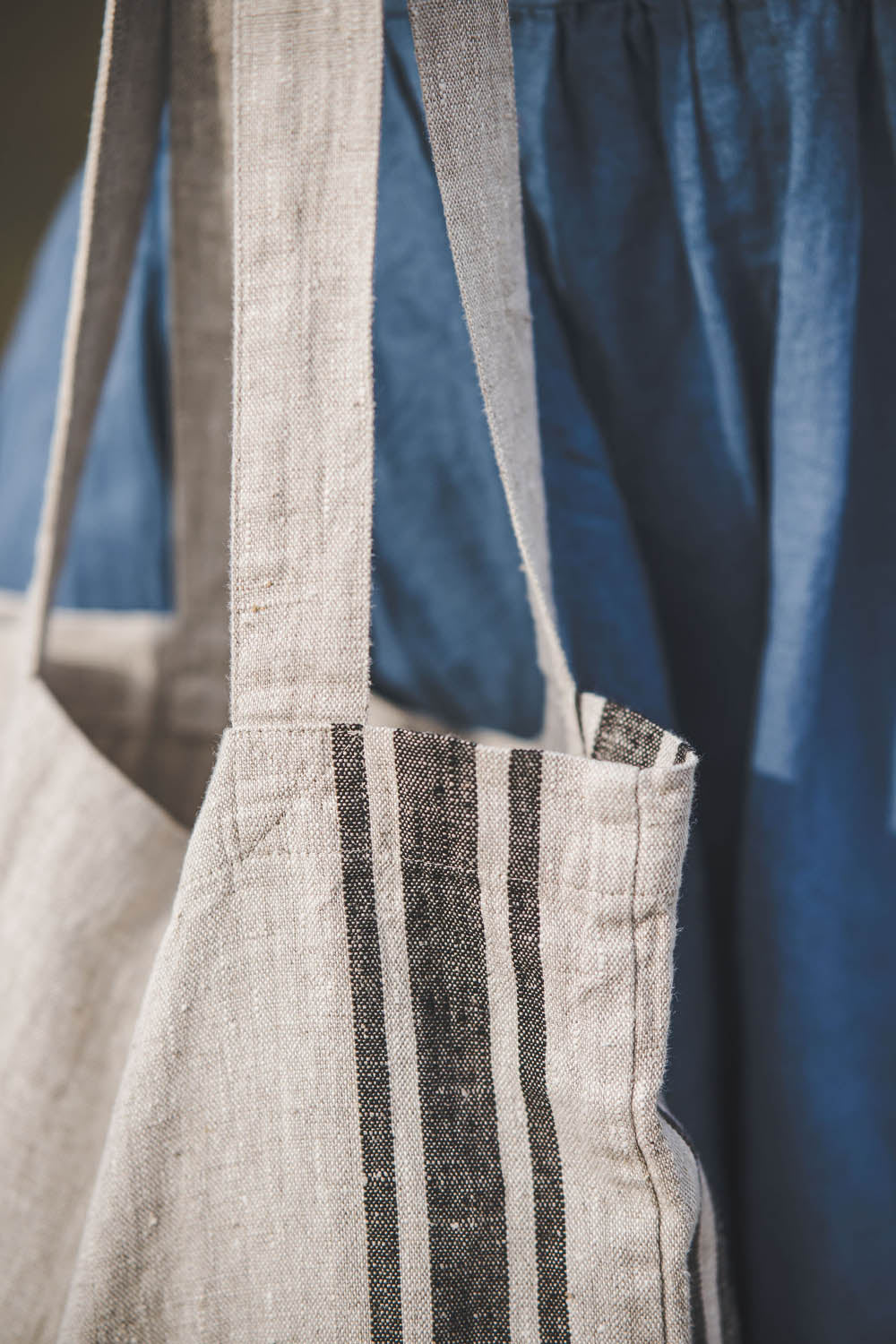 Linen tote bag with side black stripes