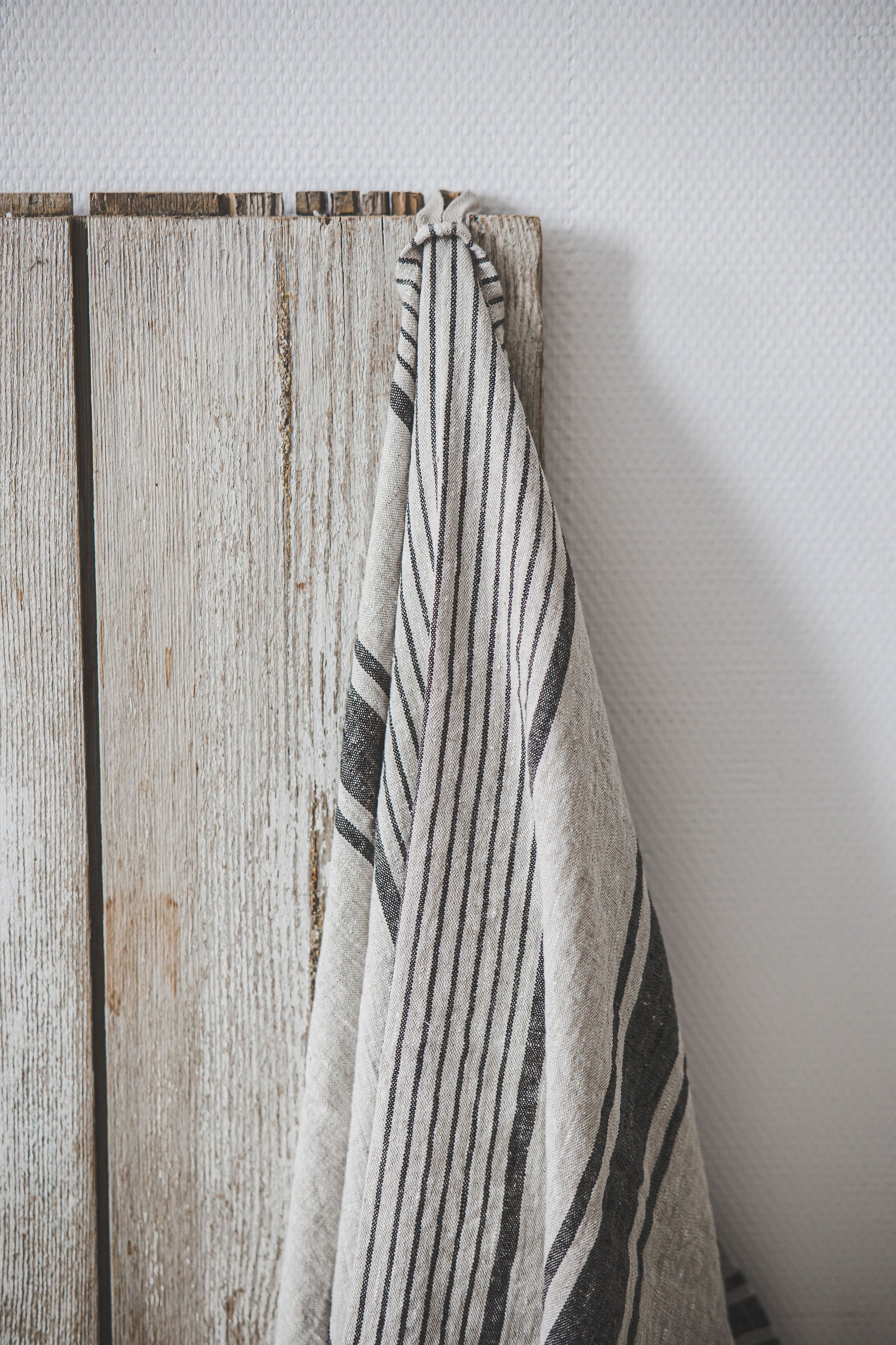 Linen bath towels with black stripes