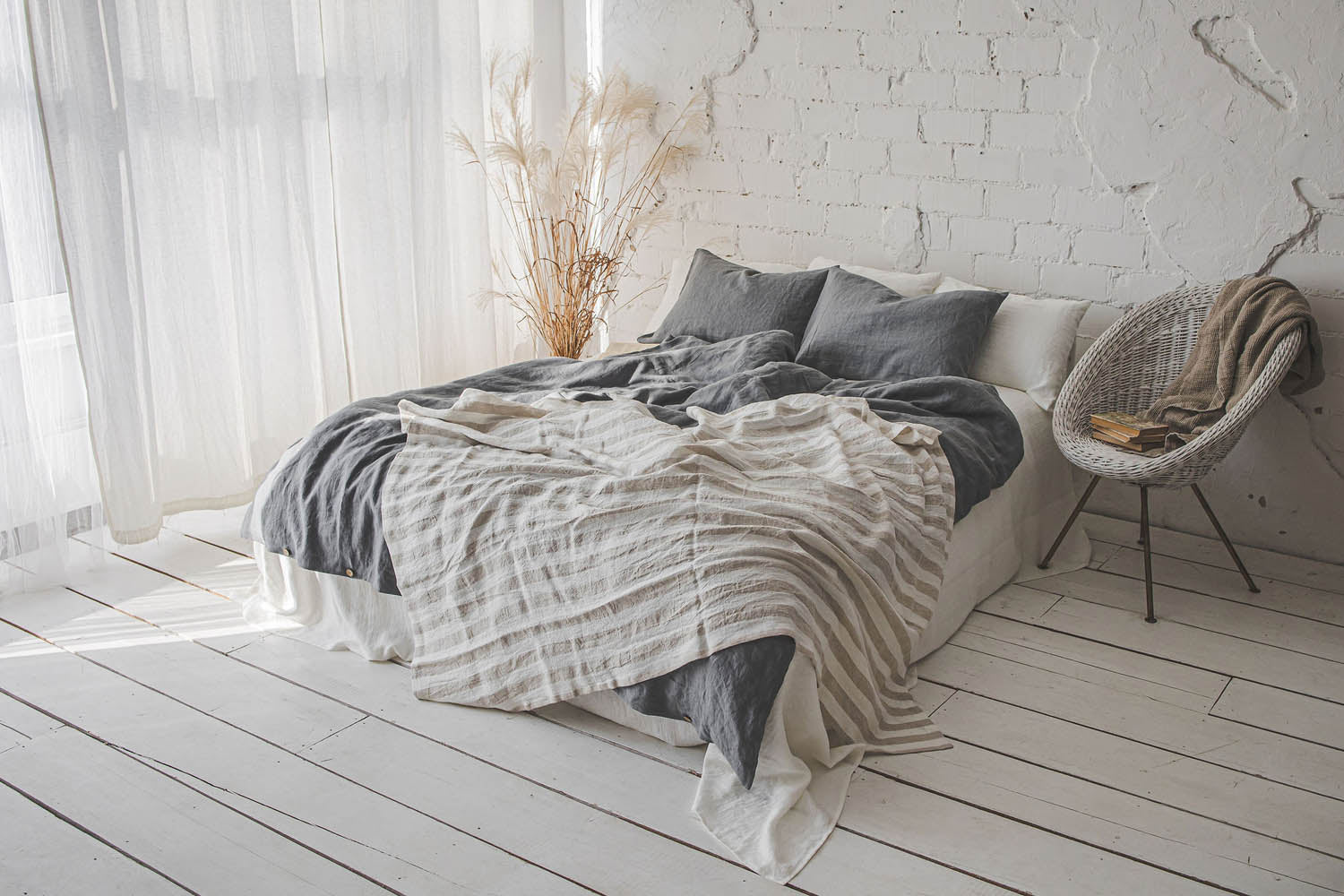 Linen throw blanket with white/natural stripes