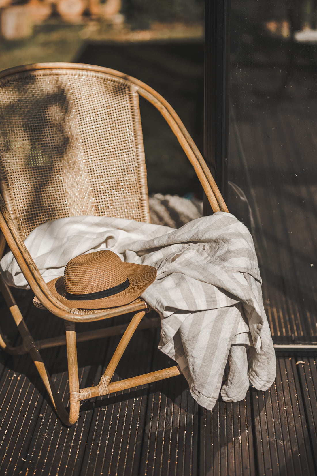 Linen beach blanket with white/natural stripes