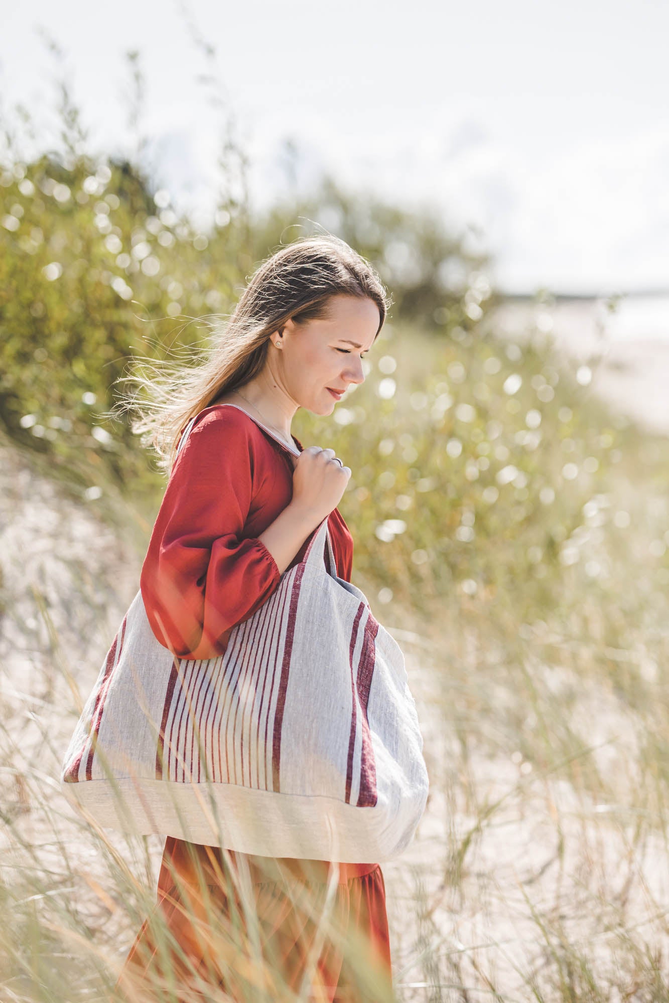 Linen beach bag with cherry red stripes