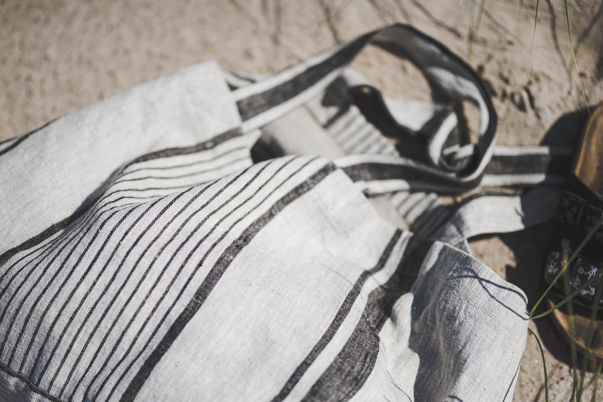 Linen beach bag with black stripes