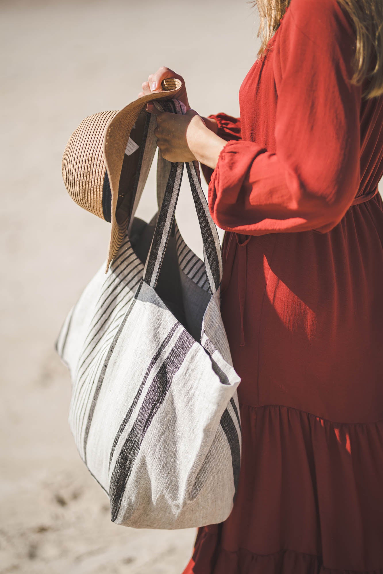 Linen beach bag with black stripes