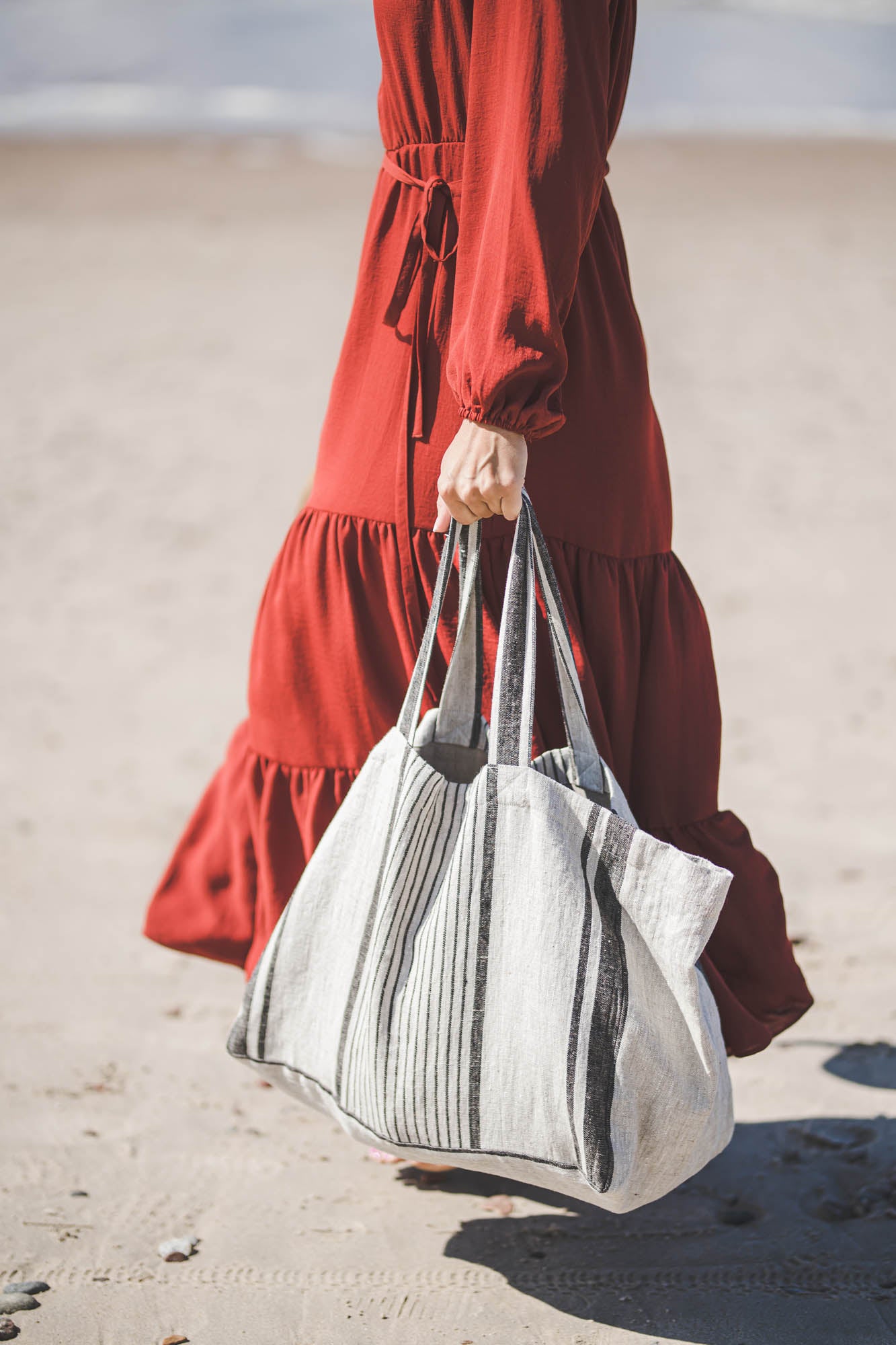 Linen beach bag with black stripes