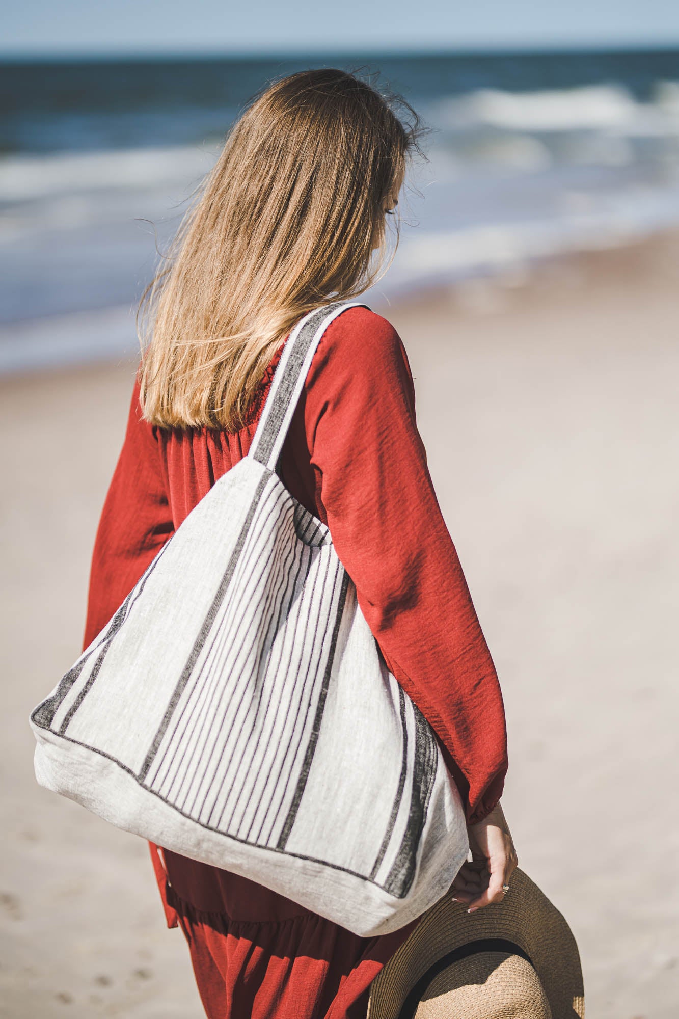 Linen beach bag with black stripes