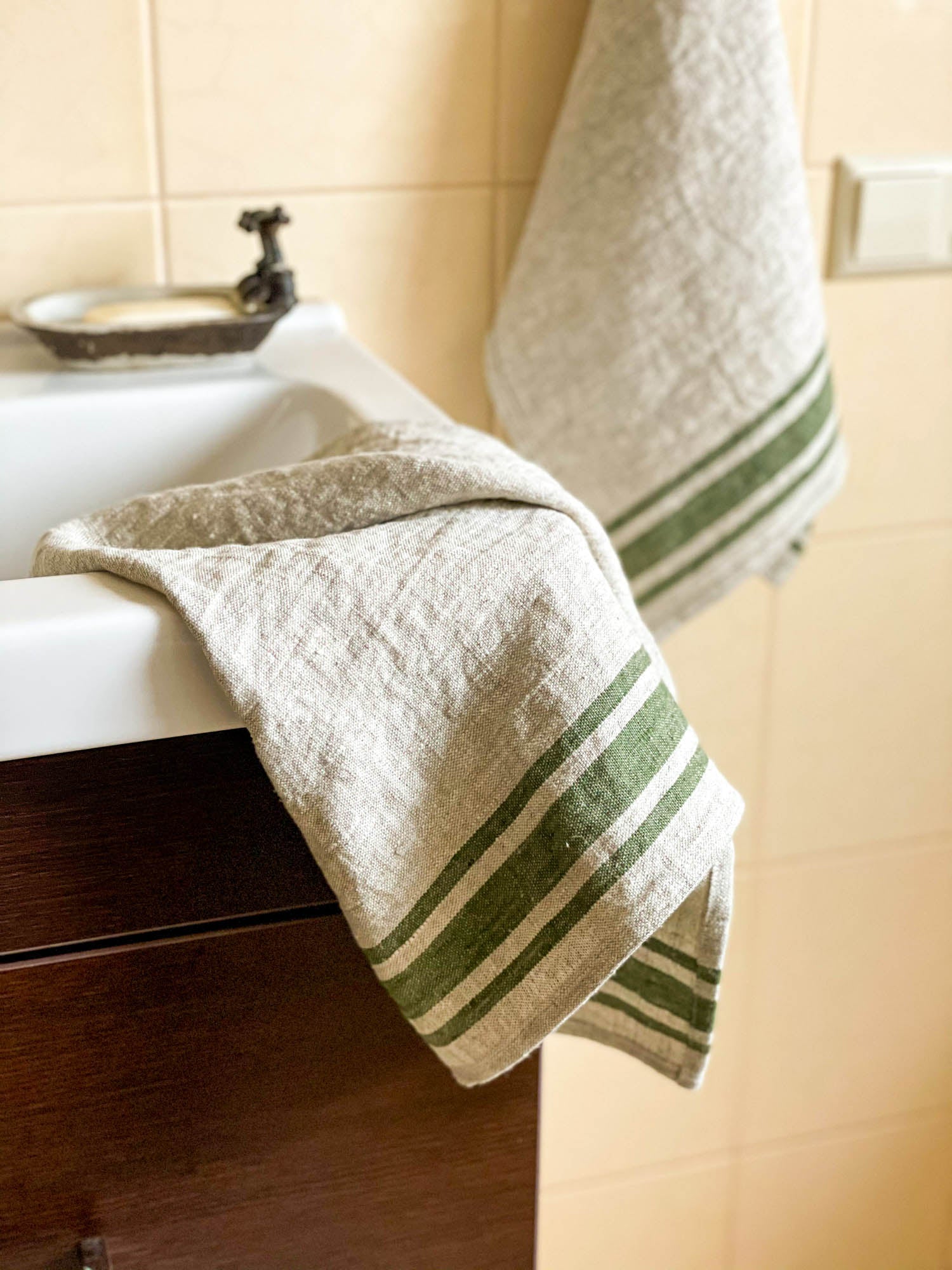 Linen towels with green stripes - set of 2