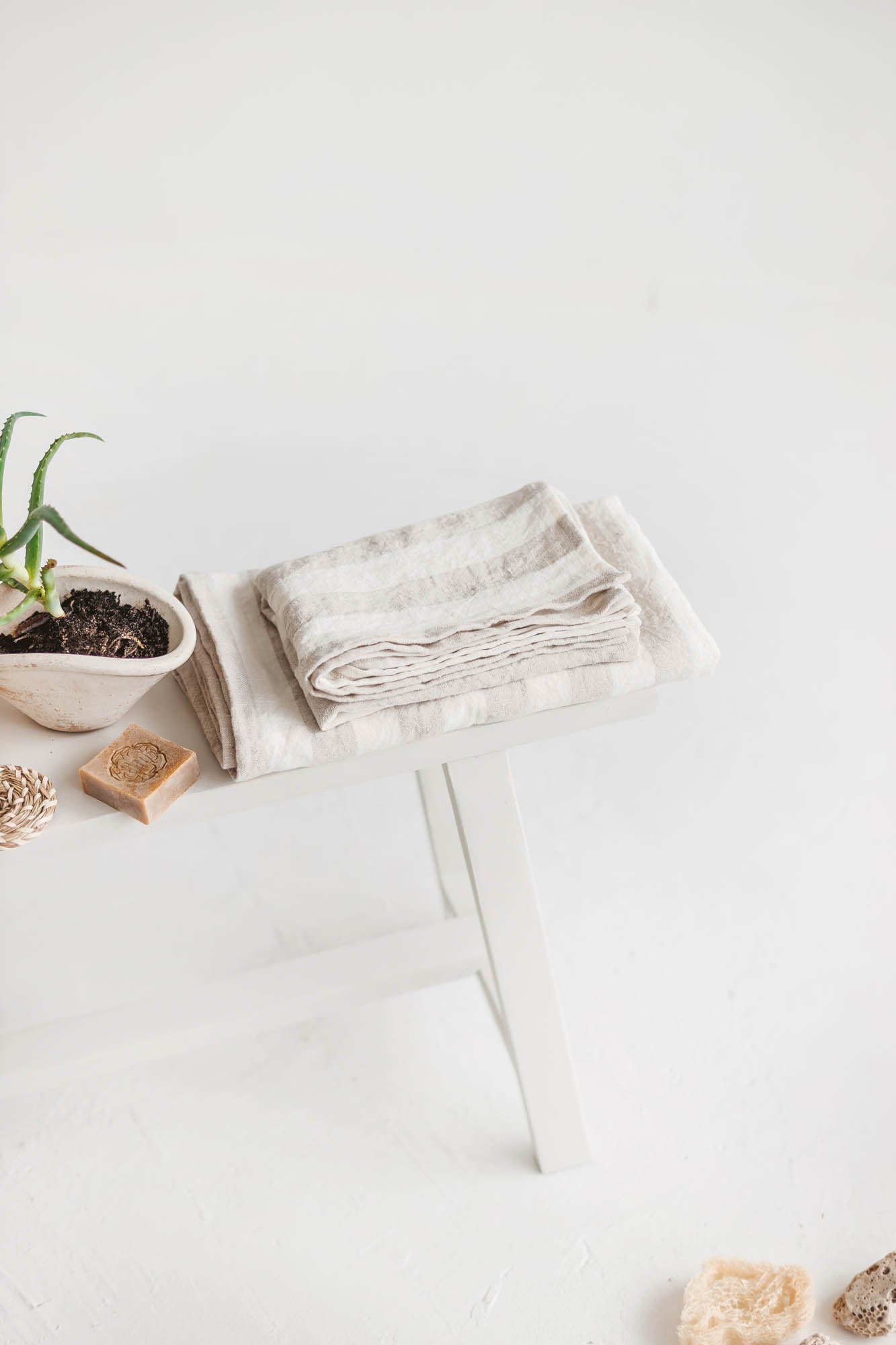 Linen bath towels with white/natural stripes