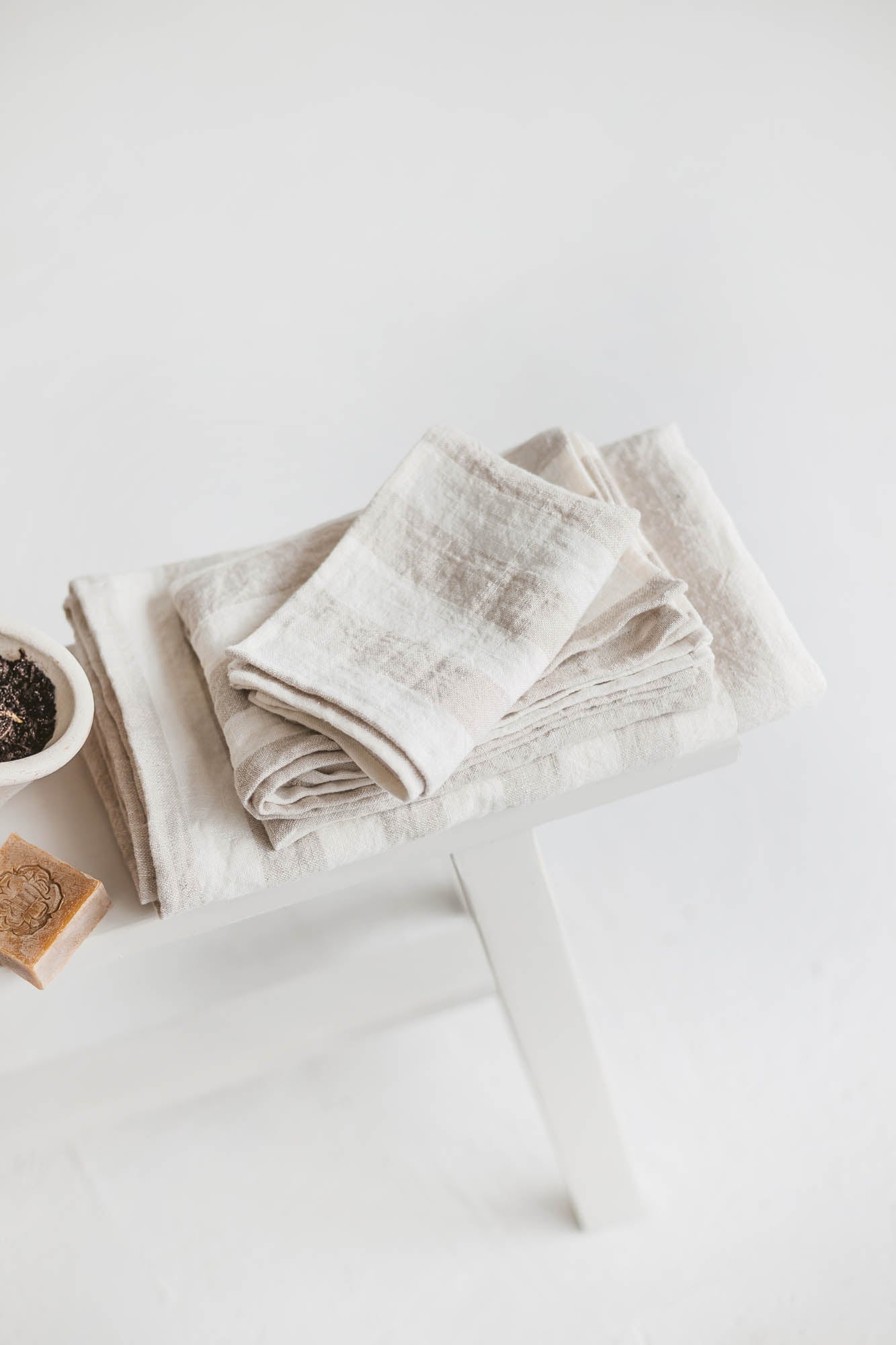 Linen bath towels with white/natural stripes