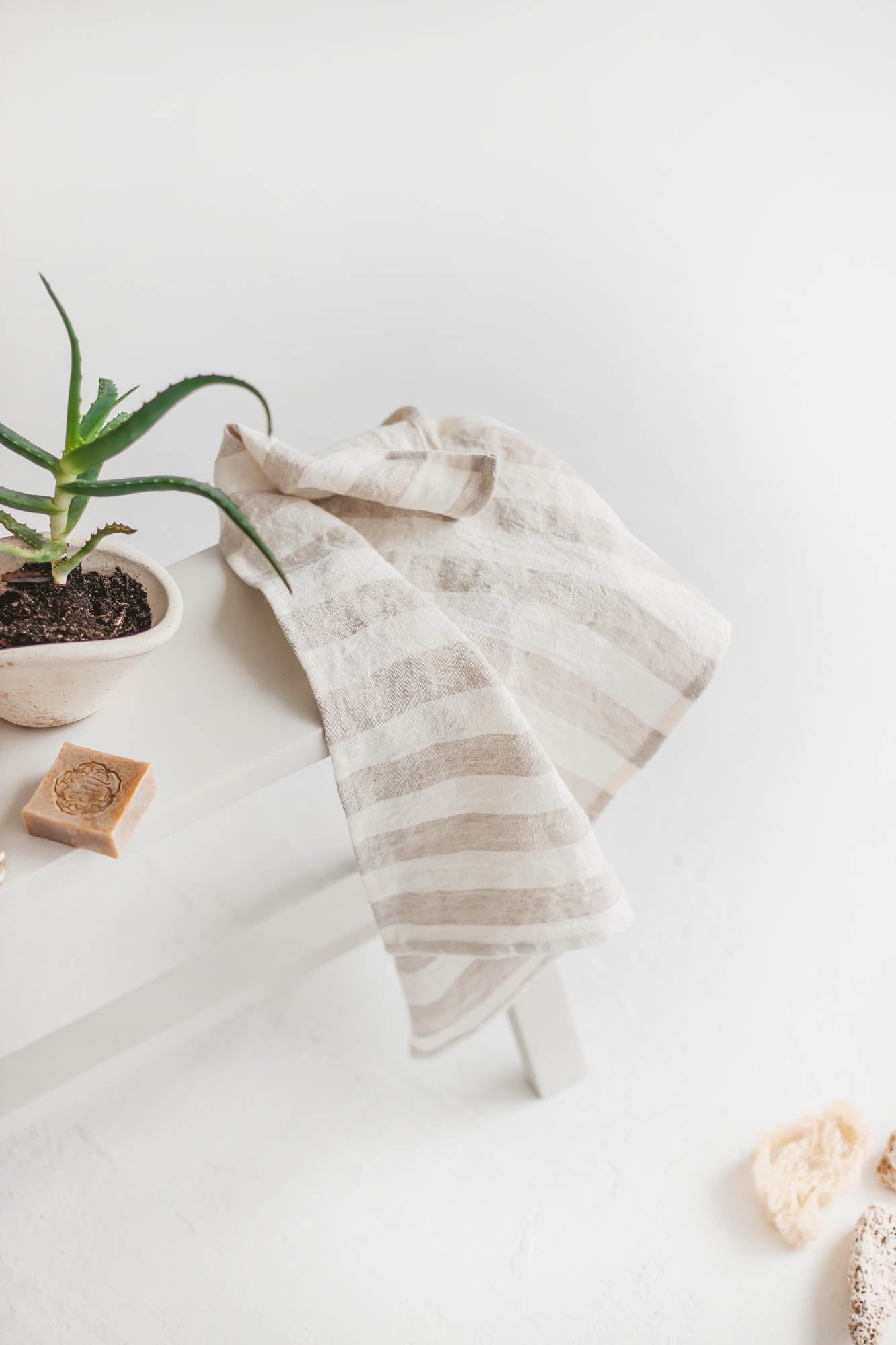 Linen bath towels with white/natural stripes