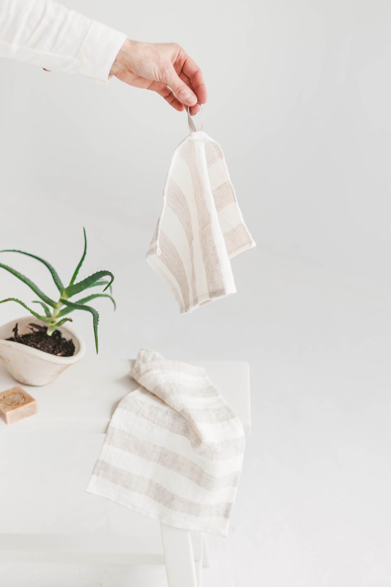 Linen bath towels with white/natural stripes