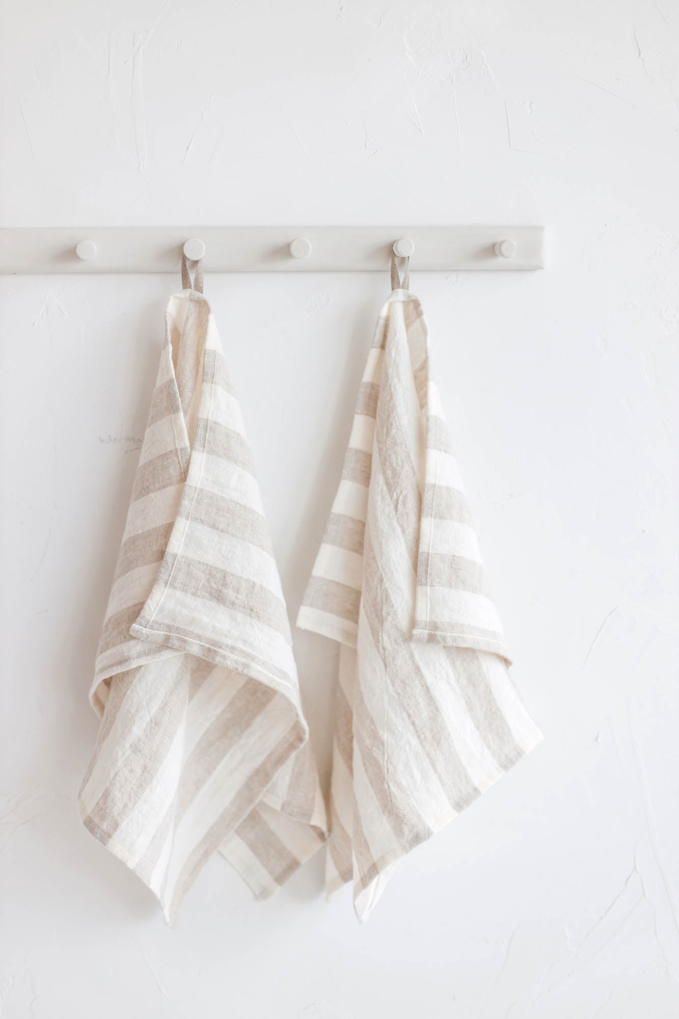 Linen bath towels with white/natural stripes