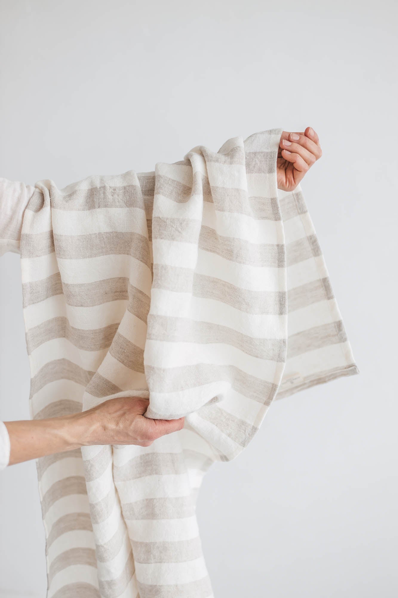 Linen bath towels with white/natural stripes