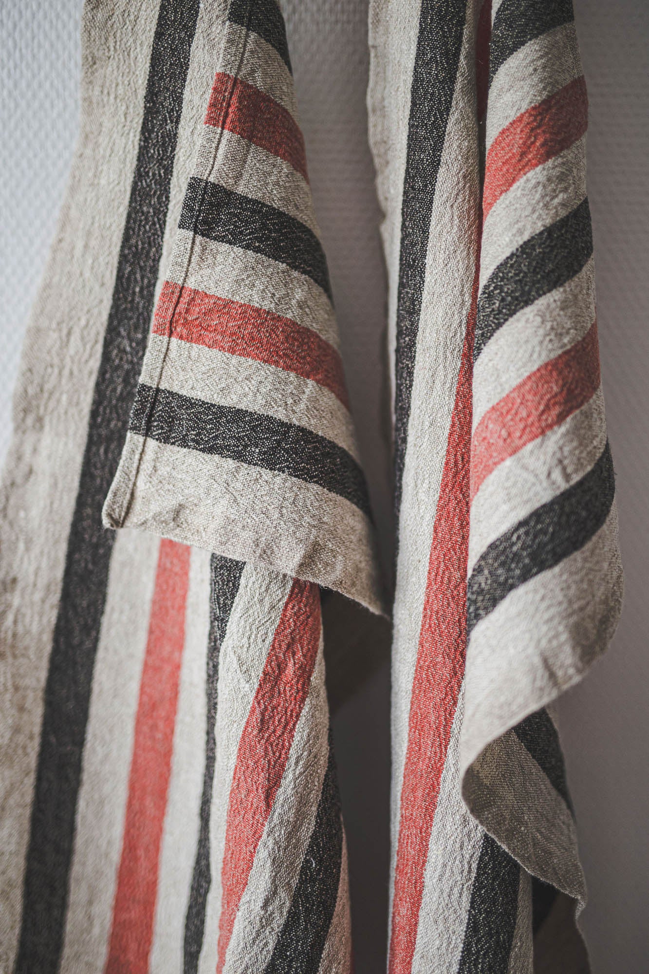Thick linen towels with black/red stripes - set of 2