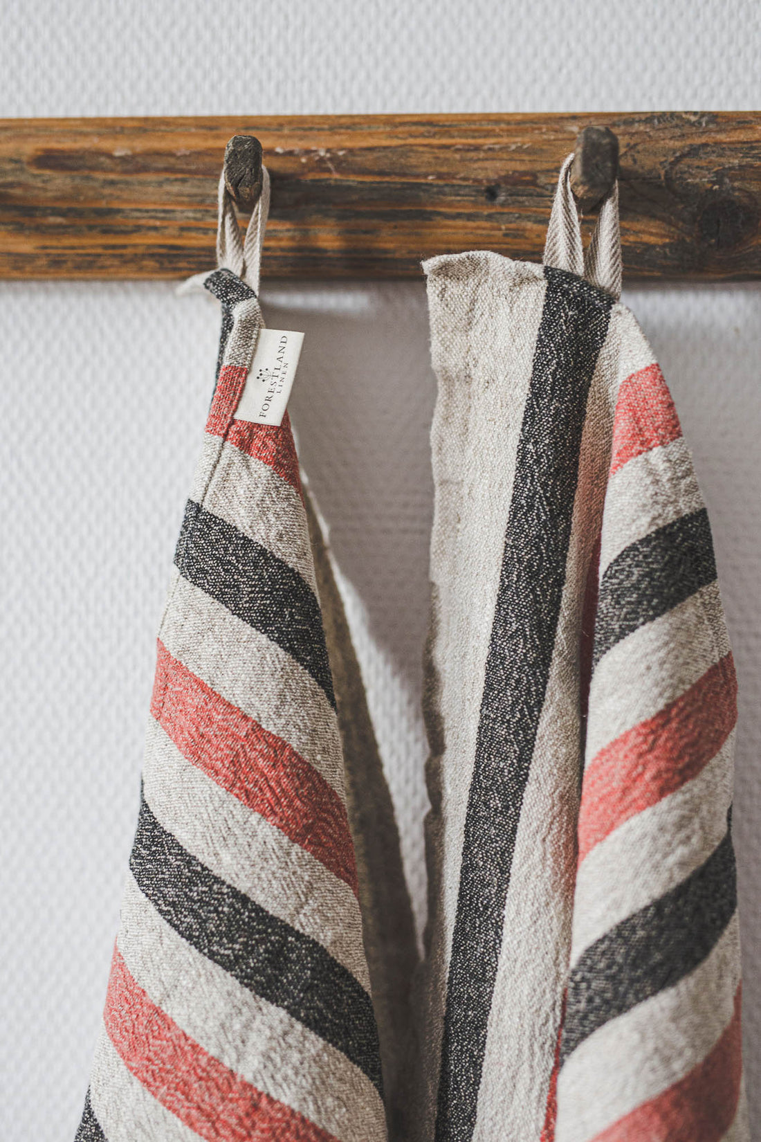 Thick linen towels with black/red stripes - set of 2